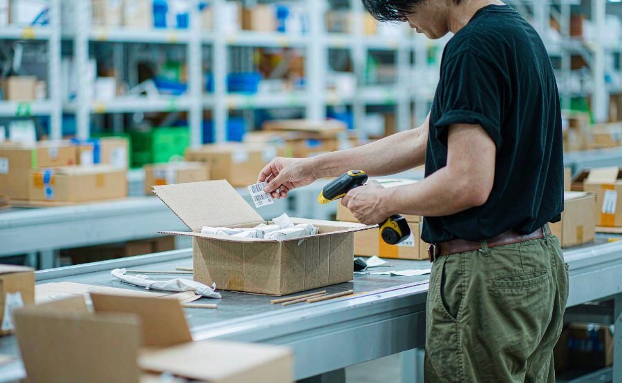 全渠道电商场景：仓储工作人员打包并扫描包裹面单